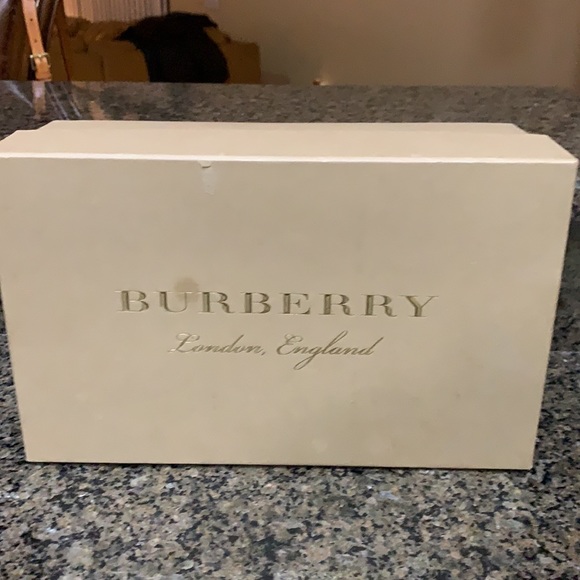 Burberry Scalloped hiles flats NIB - Picture 6 of 6